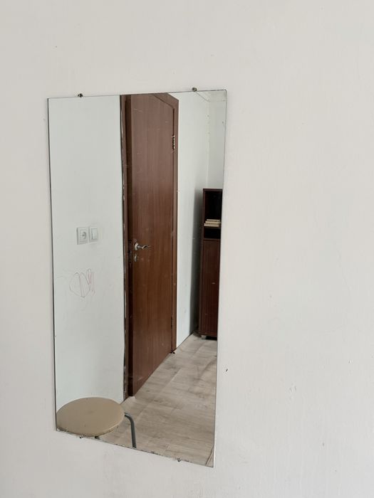 Вместительный шкаф с зеркалом