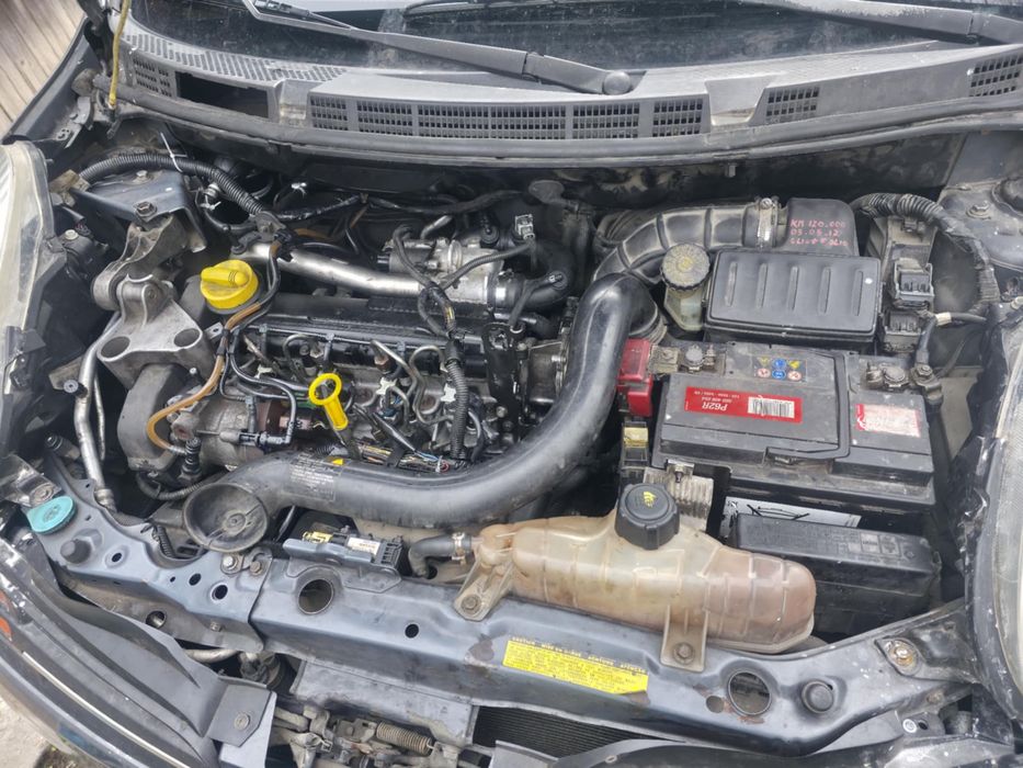 Продавам Нисан Микра