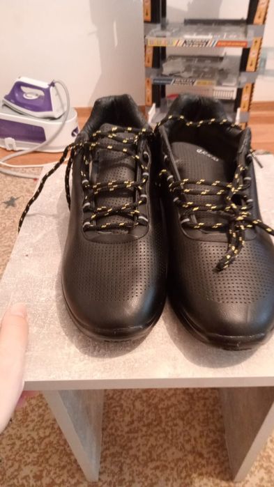 Продам мужские кроссовки