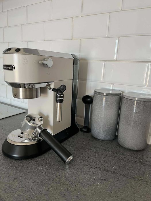 Еспресо кафемашина Delonghi Dedica EC685.W 1350W (Бяла) 15 Bar