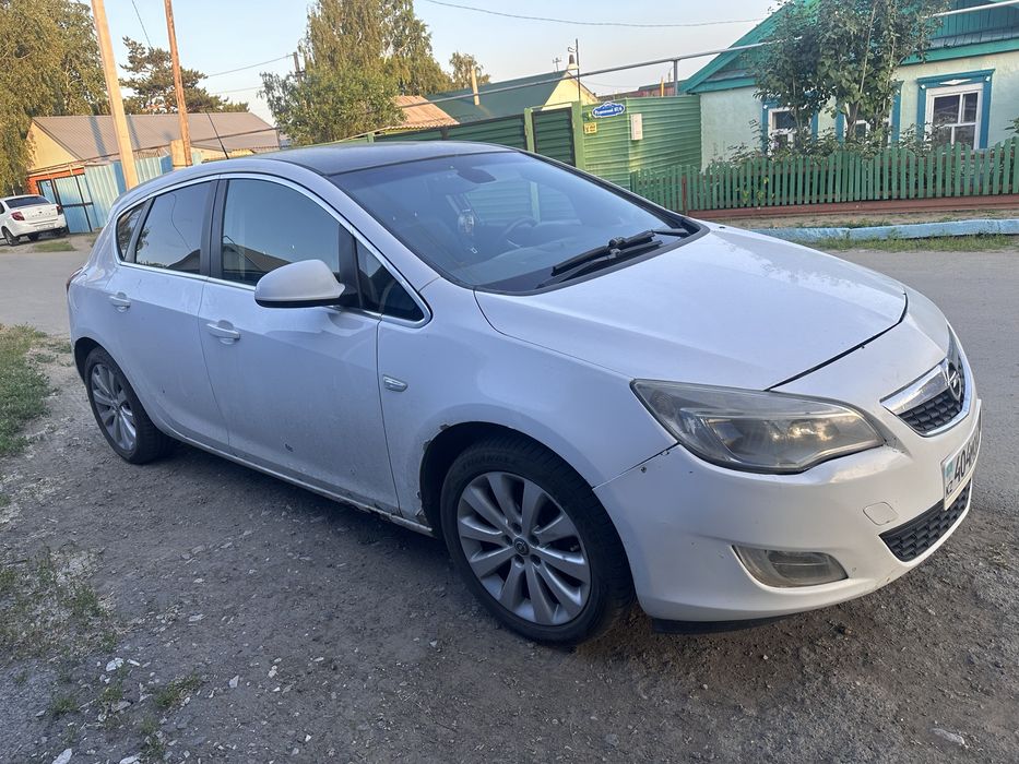 Продам авто! Opel astra j 2011 года