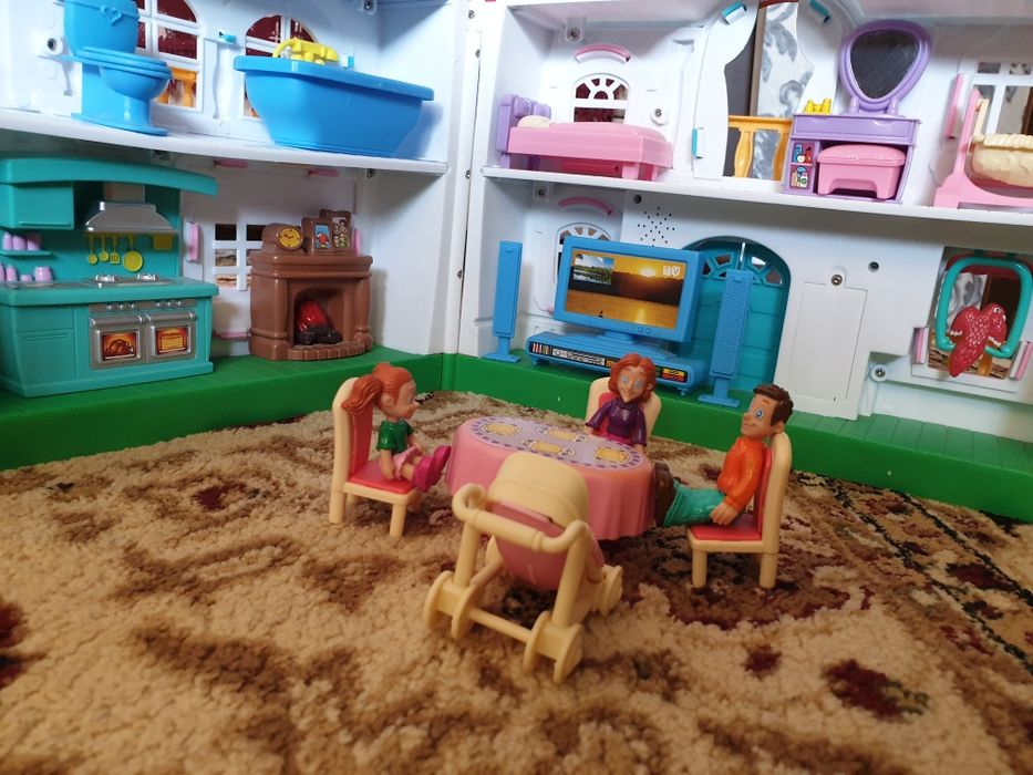 Домик с куклами .