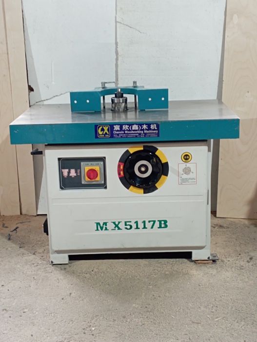 Деревообрабатывающий фрезерный станок.