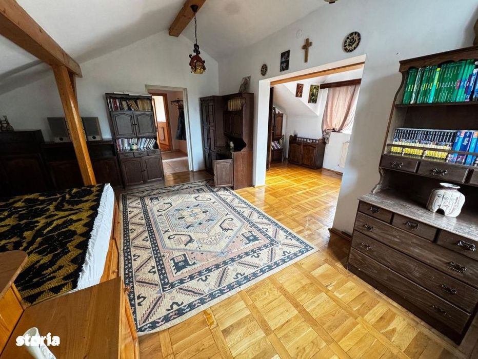 Casa spatioasa cu mansarda  zona Titulescu