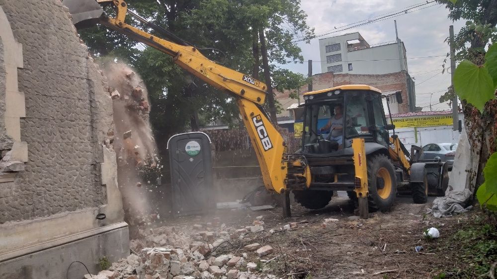 executam fundatii , defrisari , demolari cu buldoexcavator