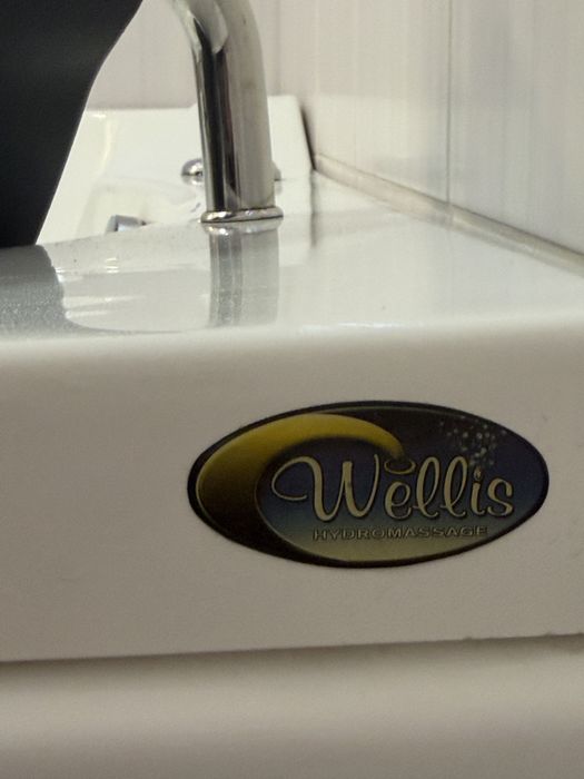 Cadă de colț LED cu hidromasaj Wellis 155 x 155 cm