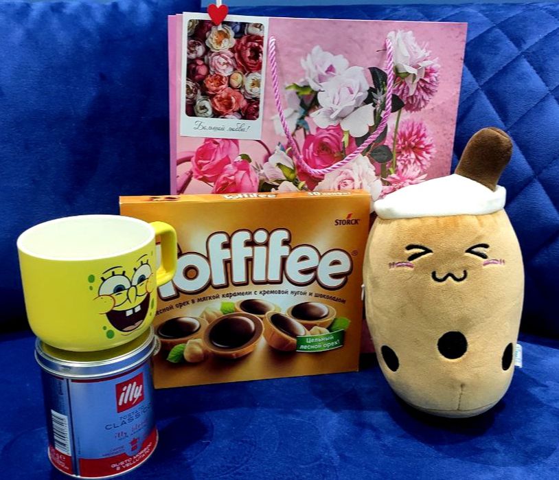 Подарок налбоой праздник, 8 марта для девушки