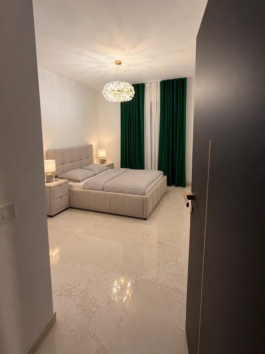Inchiriez apartament trei camere LUX  Prima  WISTA CU LOC PARCARE CU PRIZA  INCARCARE MASINA