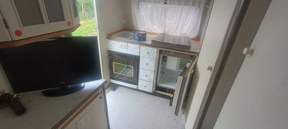 Vând rulota Hobby 400 clasic