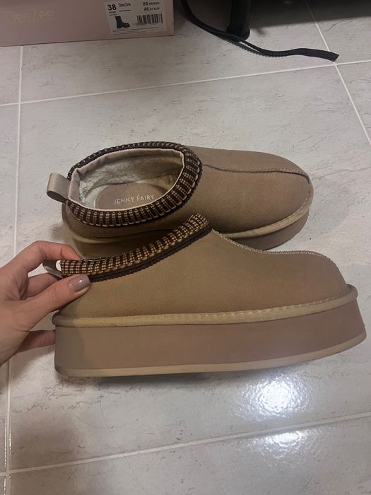 Бежови обувки тип UGG