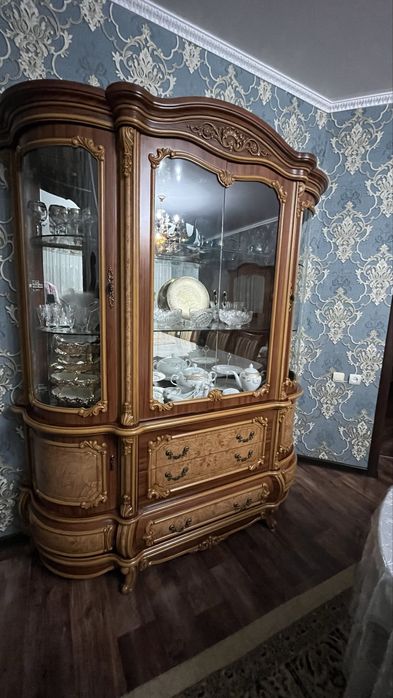 Стол и стулья+ комод+зеркало