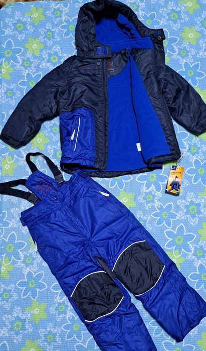 На 5-6 лет немецкий комбинезон с курткой.