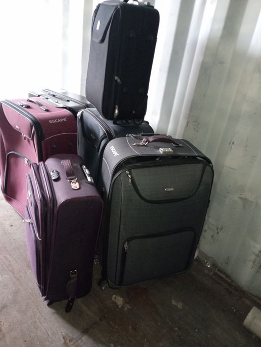 Продам чемоданы разных размеров.