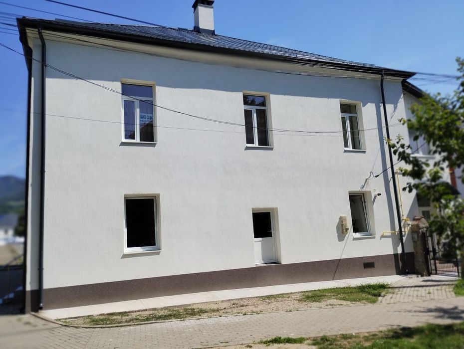Vând apartament la casă