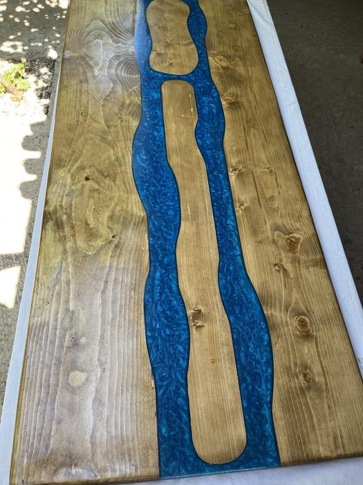 Маса от масивно дърво и епоксидна смола