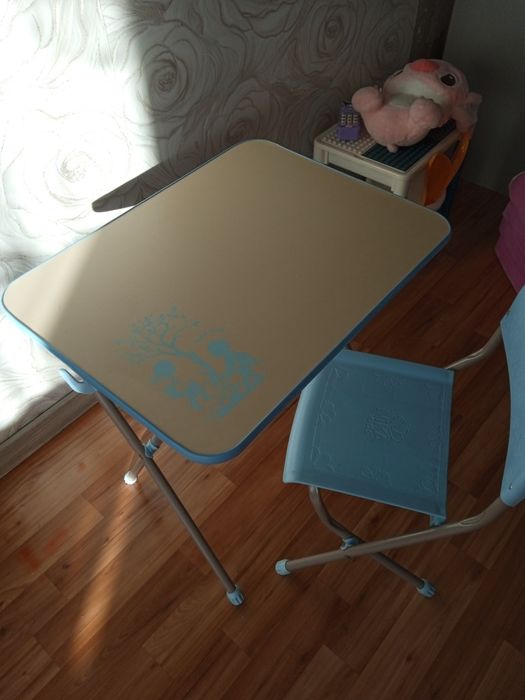 Продам детский стол со стулом