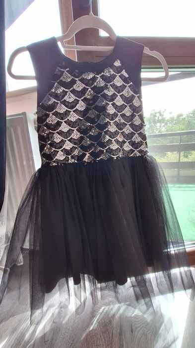 Малка черна рокля с блясък