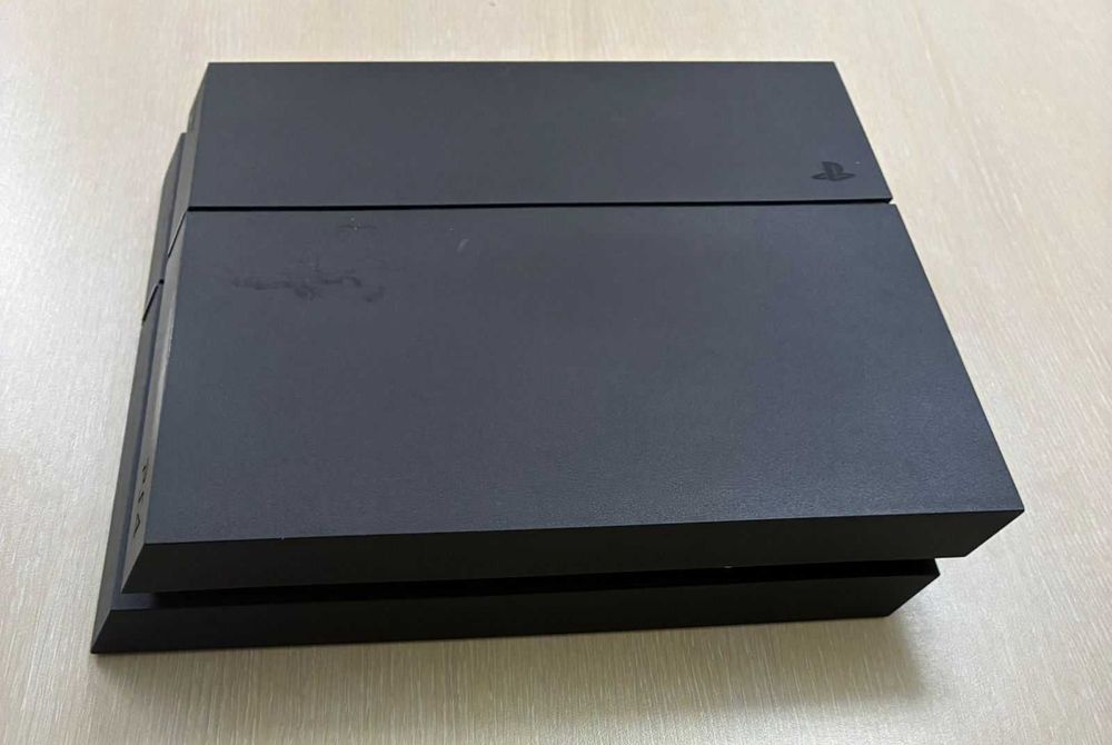 Продавам PlayStation 4 (1 TB) комплект