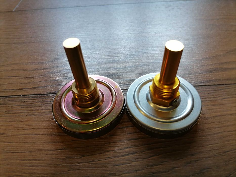 Термометр биметаллический для контроля температуры.