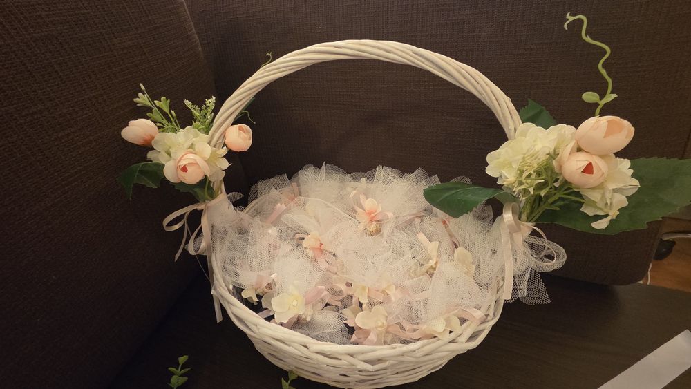 Кошница за сватба,  бутониери, късмети,  еко конфети