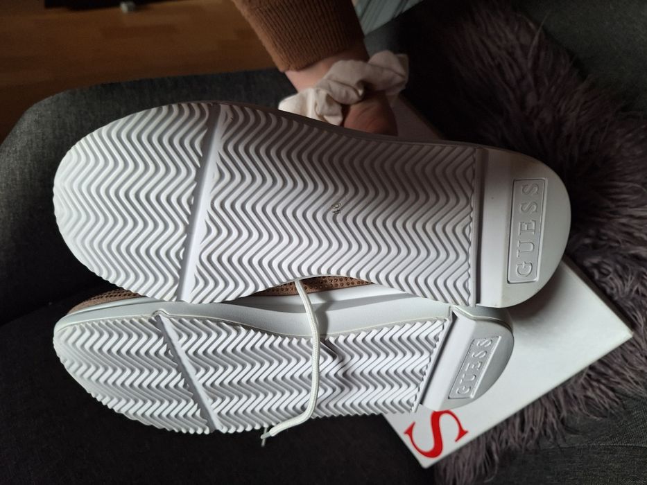 НОВИ маратонки с камъни Guess