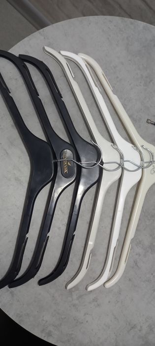 Вешалки для одежды.