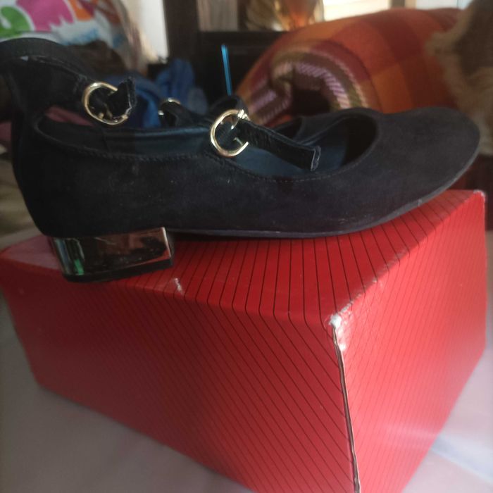 Два чифта кукленски обувки