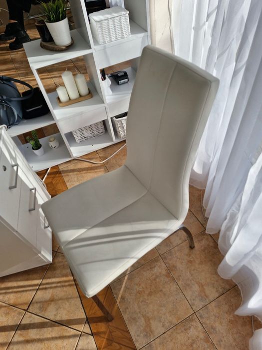 Стилен бял кожен стол