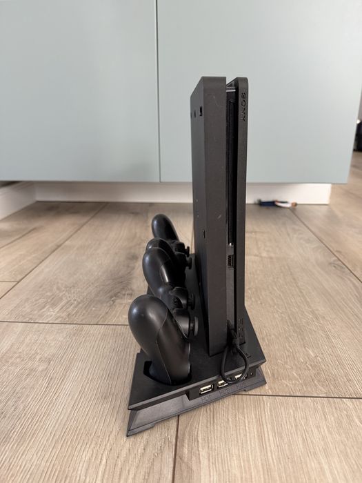PS4 Slim 500 + 2 controllere + stand cu racire