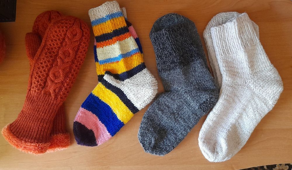 Продам вязаные носки, пинетки.