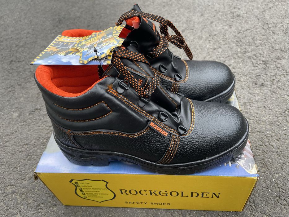 Bocanci de lucru cu bombeu metalic . Nr 39,40,41,42,43,44,45,46