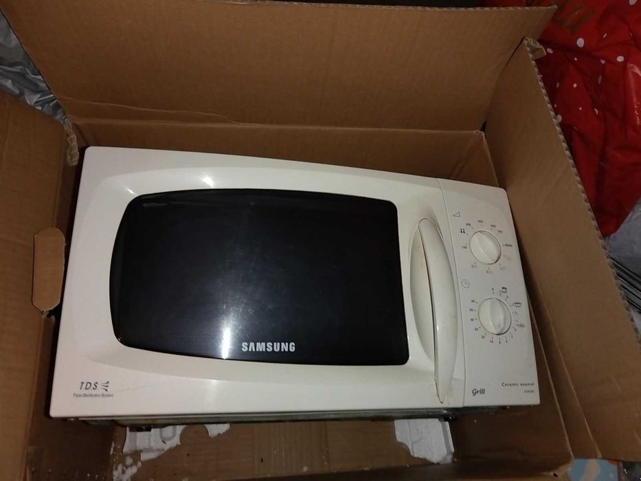 Микровълнова печка SAMSUNG с грил запазена