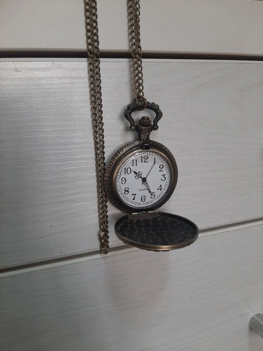 Часы на цепочке новые