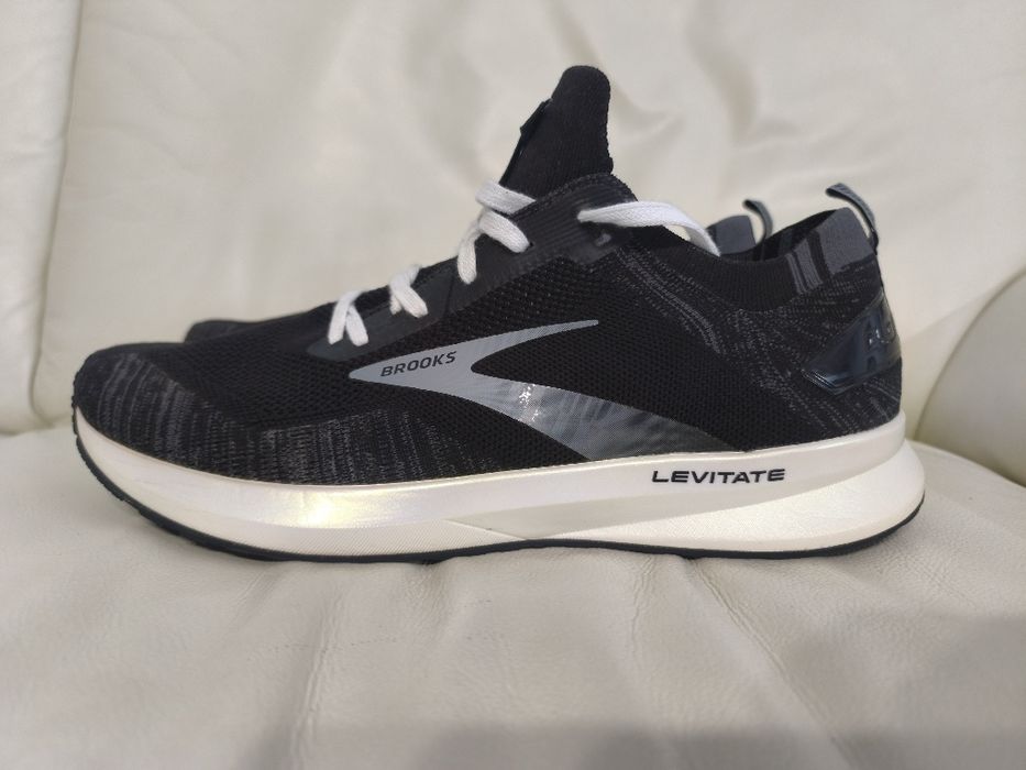 Adidas Nr 47 ½ Brooks Levitate 4 Asics Nike
