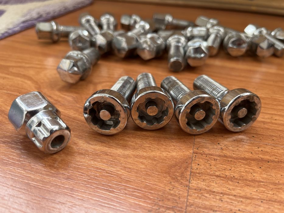 Колесные болты и секретка