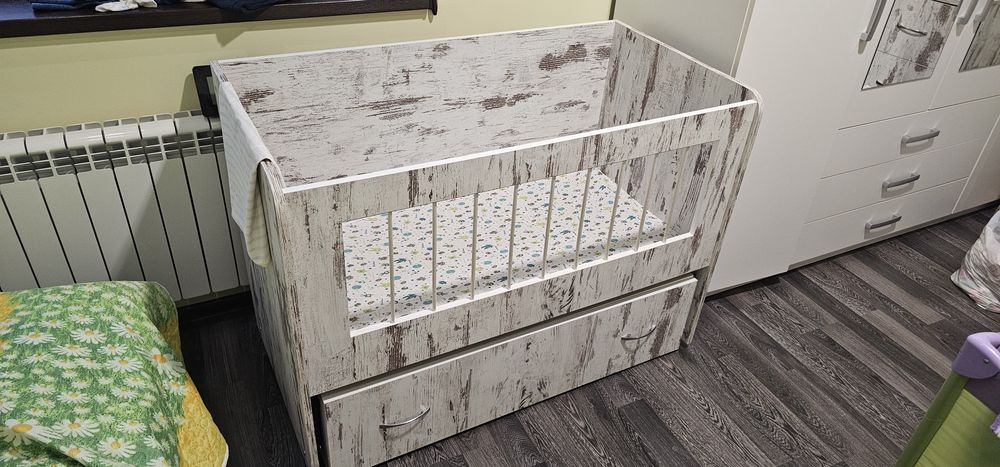 Бебешко легло с механизъм за люлеене