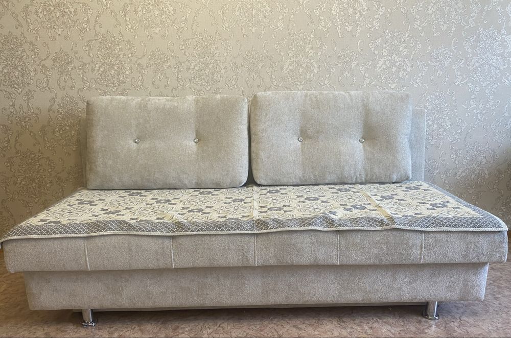 Продам диван белый