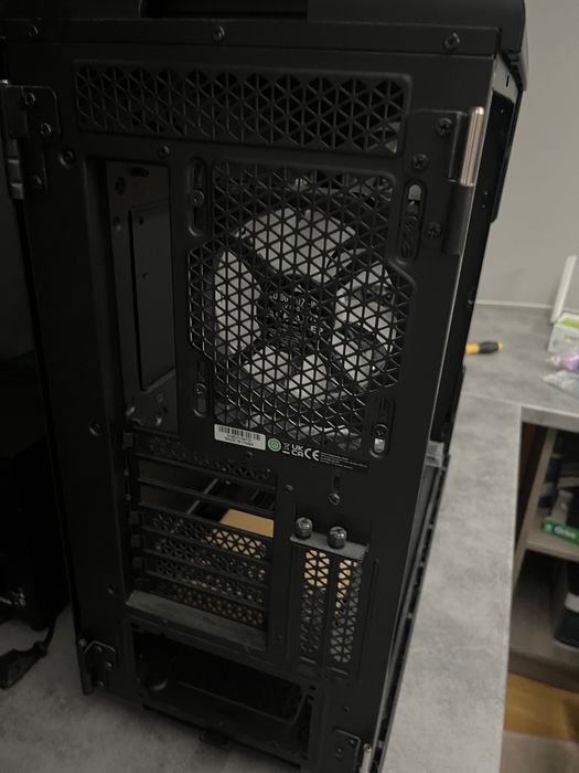 Компютърна кутия Corsair 5000T с допълнителни вентилатори
