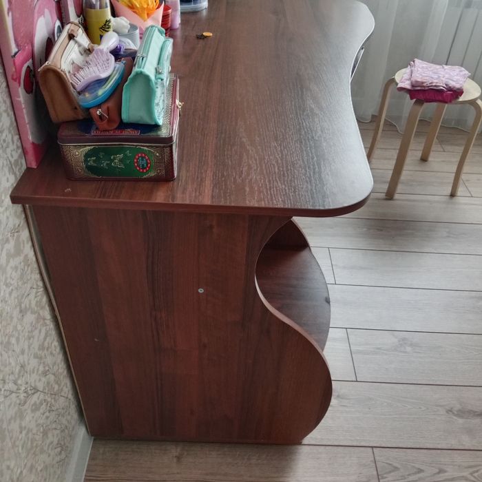 Срочно продам компьютерный стол  стол