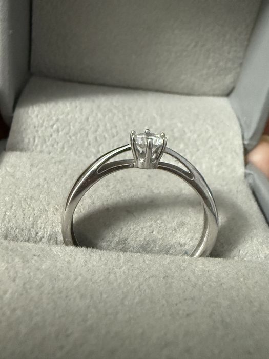 Бриллиантовое кольцо с крупным камнем