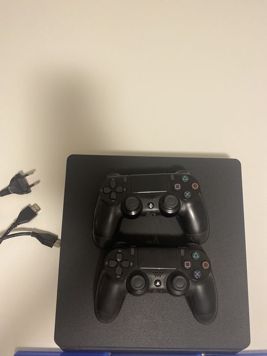 Vând consolă ps4 în stare excelentă+2 controllere+jocuri