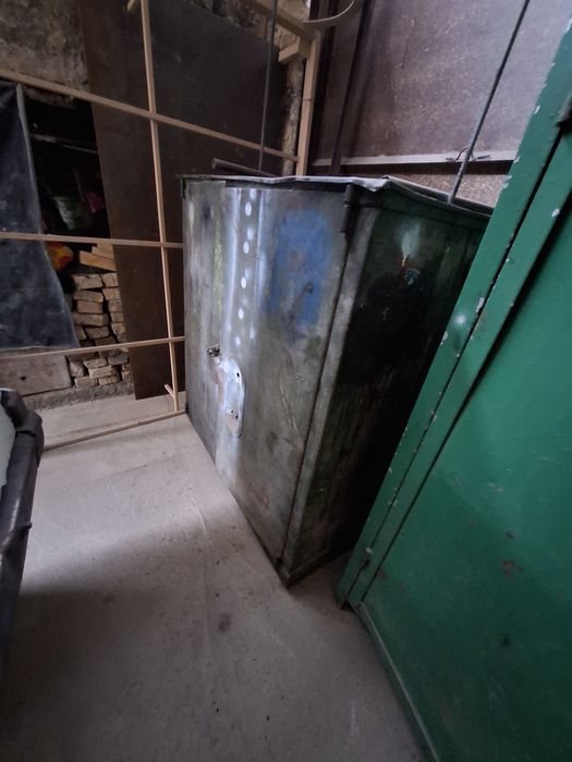 Металлические шкаф