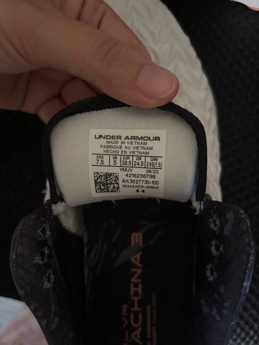 Продаются спортивные кроссовки от бренда Under Armour