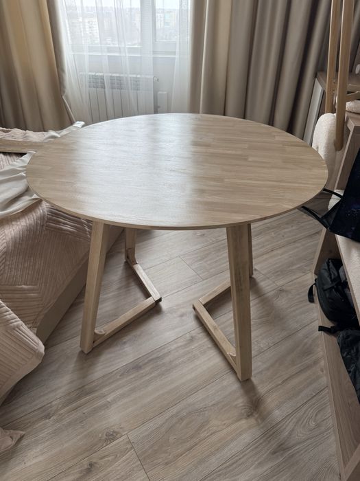 Стол круглый, из массива дерева