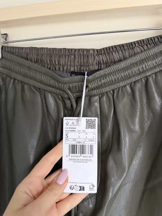 Pantaloni superbi din imitație de piele Mango
