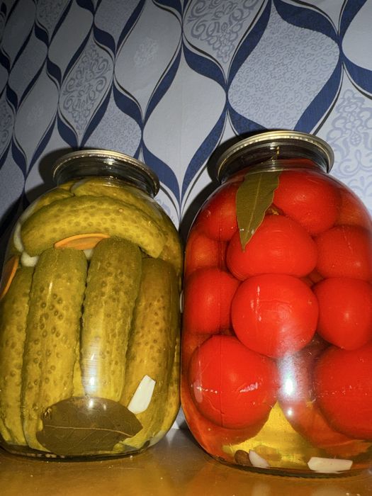 помидоры сочные, плотные , вкусные ; огурчики маринованные хрустящие