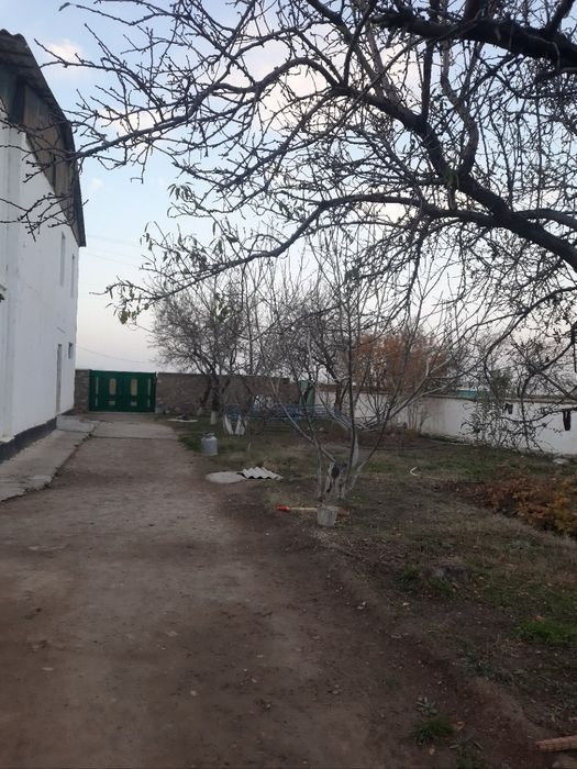 11 sotxli va 8 xonali uy sotiladi