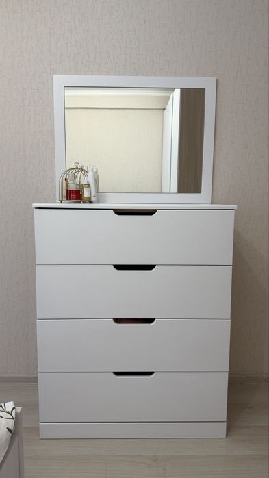 Комод с зеркалом