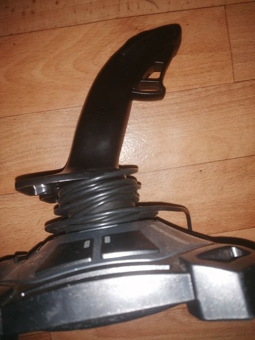 Джойстик Logitech за самолети