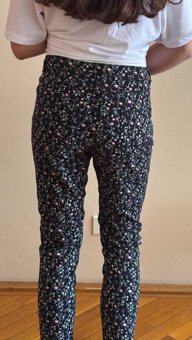 Pantalon slim fit, strech, cu flori, masura 40